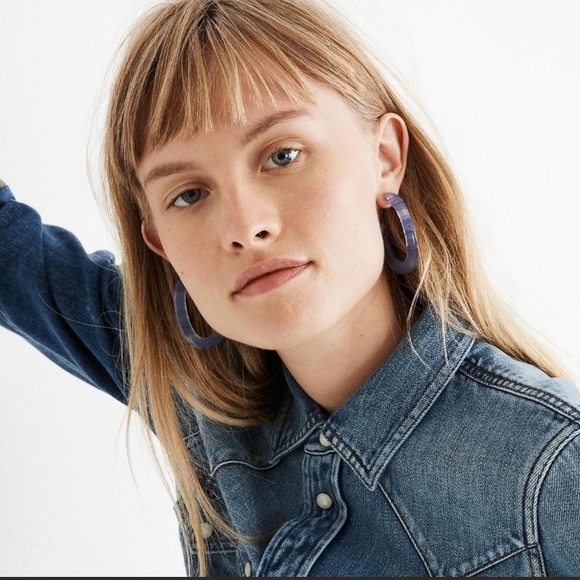 Madewell Resin Oval Hoop Earrings - Picture 3 of 6